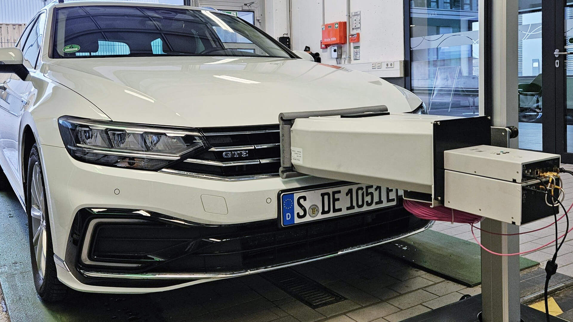 Fahrzeugsensor wird in einem Prüflabor bei DEKRA getestet.